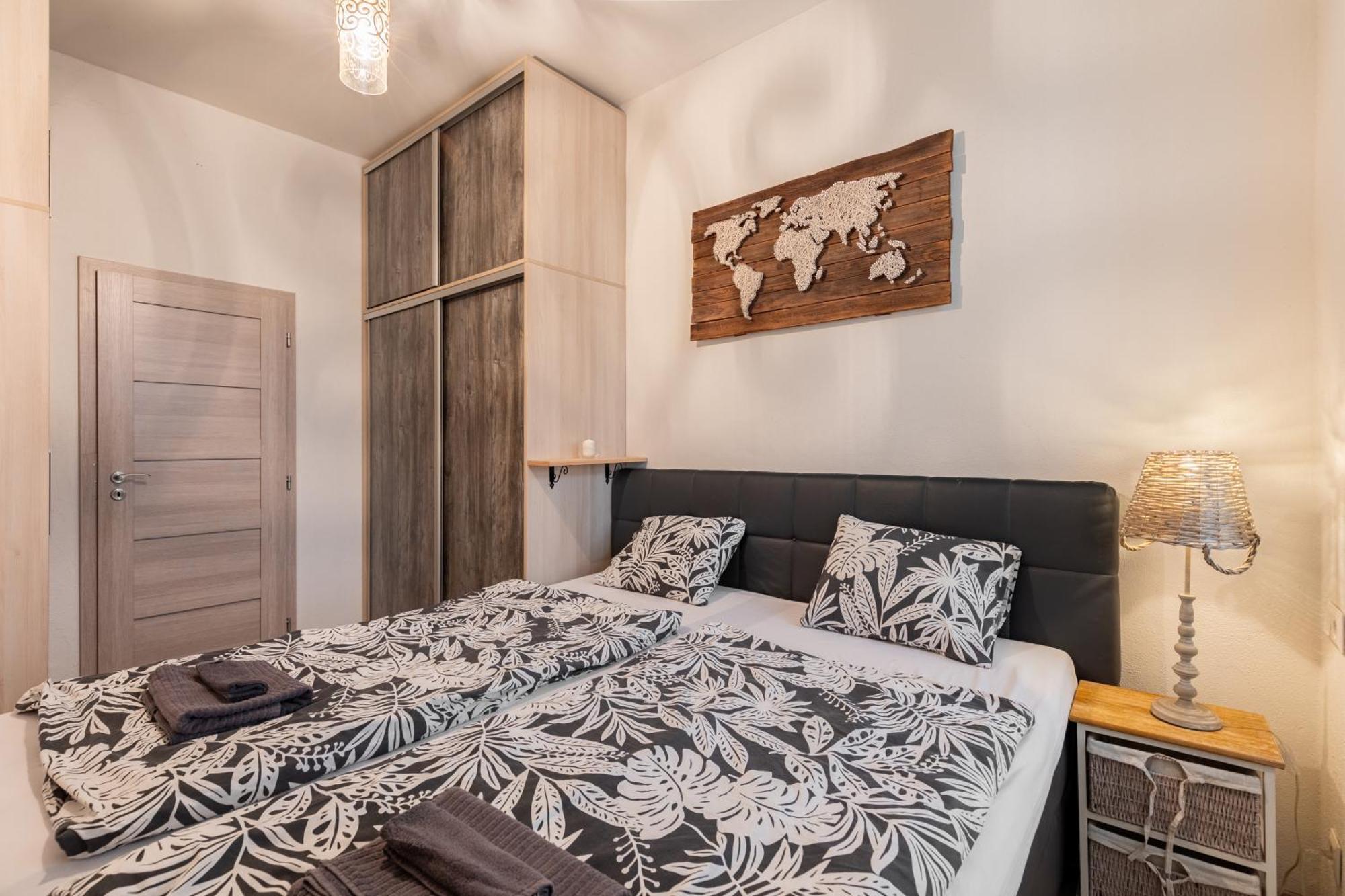 Апартаменты Charming Flat, Steps From Castle - Historic Part Братислава Экстерьер фото
